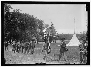 CONFEDERATE REUNION. NORTH CAROLINA VETERANS WITH FLAG (1917; LOC: LC-DIG-hec-08837)