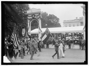 CONFEDERATE REUNION. W.E. PAYNE, WITH BATTLE FLAG (1917; LOC: LC-DIG-hec-08867)