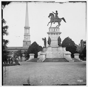 Richmond, Va. Washington Monument; St. Paul's Church in left background (1865; LOC: LC-DIG-cwpb-02525)