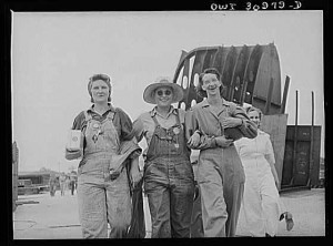 Beaumont, Texas. Women shipyard workers leaving the Pennsylvania shipyards (1943 May; LOC: LC-USW3-030979-D)