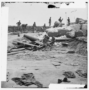 Yorktown, Va. Confederate fortifications reinforced with bales of cotton (1862 June; LOC: LC-DIG-cwpb-01604)