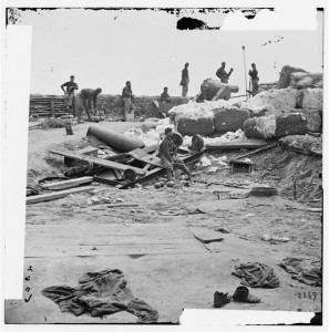 Yorktown, Va. Confederate fortifications reinforced with bales of cotton (1862 June; LOC: LC-DIG-cwpb-01604) Yorktown, Va. Confederate fortifications reinforced with bales of cotton (1862 June; LOC: LC-DIG-cwpb-01604)
