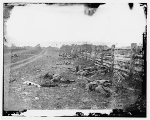 [Antietam, Md. Confederate dead by a fence on the Hagerstown road (by Alexander gardner, 1862 September; LOC: LC-DIG-cwpb-01097)
