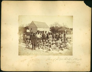 Slaves of the rebel Genl. Thomas F. Drayton, Hilton Head, S.C. (by Henry P. Moore, 1862 May; LOC: LC-DIG-ppmsca-04324)