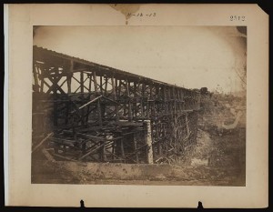 Military railroad bridge across Potomac Creek, on the Fredericksburg Railroad (by Andrew J. Russell, ca. 1862 or 1863; LOC: LC-DIG-ppmsca-10321)
