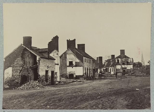 Street in Fredericksburg, Va., showing houses destroyed by bombardment in December, 1862 (photographed 1862, (printed between 1880 and 1889); LOC: LC-DIG-ppmsca-32890 )