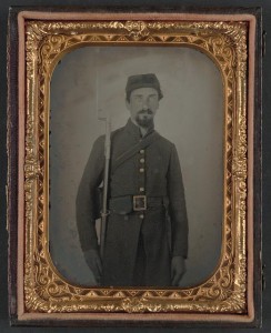 Unidentified private in Confederate uniform and Georgia frame buckle with bayoneted musket (between 1861 and 1865; LOC: LC-DIG-ppmsca-32479)