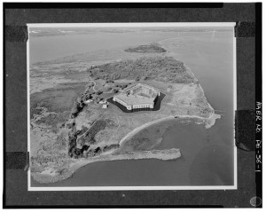 NORTHWEST OBLIQUE AERIAL VIEW OF FORT DELAWARE AND PEA PATCH ISLAND. REMAINS OF SEA WALL VISIBLE IN FOREGROUND AND RIGHT OF IMAGE - Fort Delaware, Pea Patch Island, Delaware City, New Castle County, DE (by Michael Swanda, 1998; LOC: HAER DEL,2-DELAC.V,1--1)