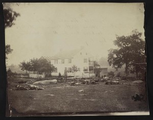 Trossels house - battlefield Gettysburg - near to the barn on the left was where Sickles has his head quarters and lost his leg (by Timothy H. O'Sullivan, 1863 July; LOC: LC-DIG-ppmsca-35547)