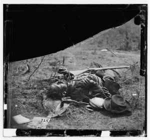 Spotsylvania Court House, Va., vicinity. Body of another Confederate soldier near Mrs. Alsop's house (by Timothy H. O'Sullivan, 1864 May 20; LOC: LC-DIG-cwpb-01187)