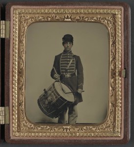 Unidentified soldier in Union uniform and Massachusetts belt buckle with drum (by Sewall Shattuck, between 1861 and 1865; LOC:  LC-DIG-ppmsca-32644)