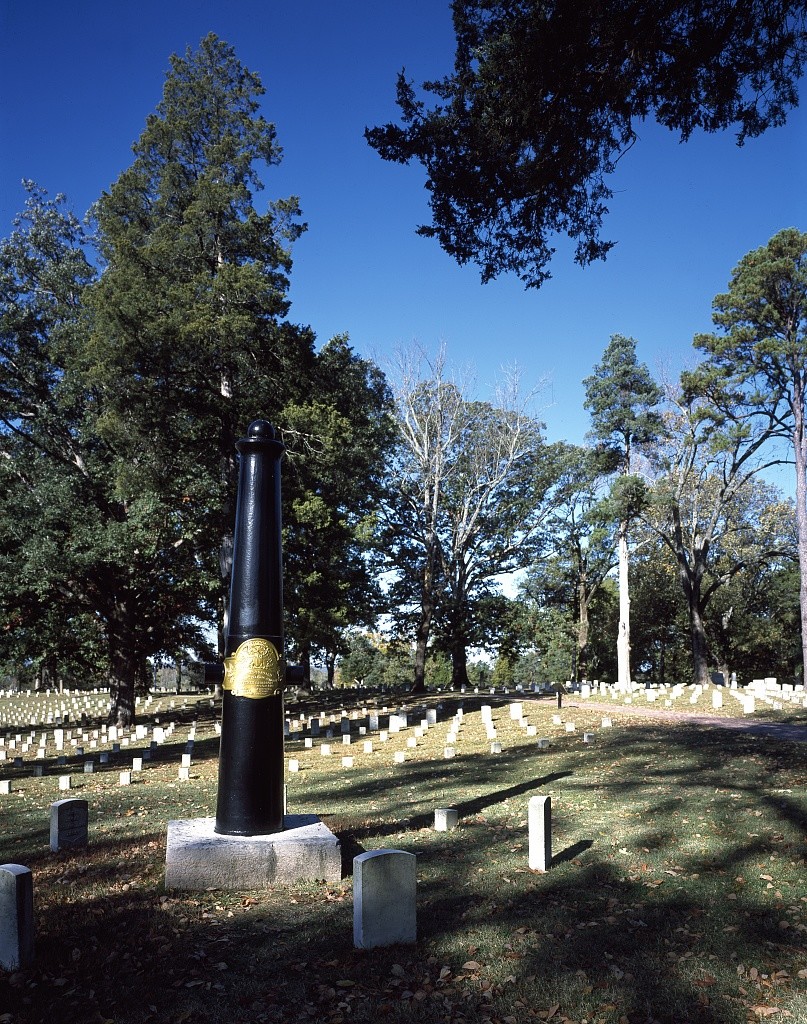 More than one-third of the headstones at Shiloh National Cemetery in Tennessee mark graves of unknown Union soldiers (by Carol M. Highsmith, Library of Congress)