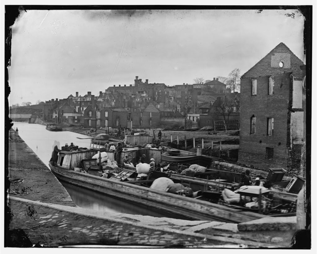 Richmond, Va. Barges with African Americans on the Canal; ruined buildings beyond (by Alexander Gardner, April-June 1865; LOC: http://www.loc.gov/item/cwp2003000661/PP/)