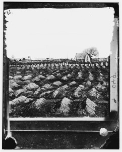 City Point, Virginia. Soldier's graves near General Hospital (between 1861 and 1865; LOC: http://www.loc.gov/item/cwp2003004865/PP/)