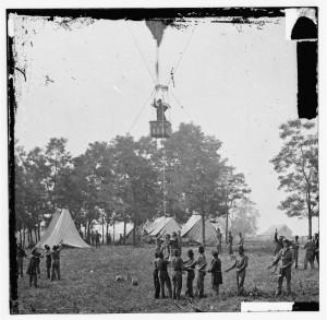 Fair Oaks, Va. Prof. Thaddeus S. Lowe observing the battle from his balloon "Intrepid" (1862 May 31.; LOC: https://www.loc.gov/item/cwp2003000067/PP/)