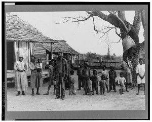 Negroes, descendants of former slaves of the Pettway Plantation. They are living under primitive conditions on the plantation. Gees Bend, Alabama (1937 Feb.; LOC: https://www.loc.gov/item/fsa2000006860/PP/)