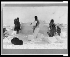 Building an Eskimo igloo (1924; LOC: https://www.loc.gov/item/2005691861/)