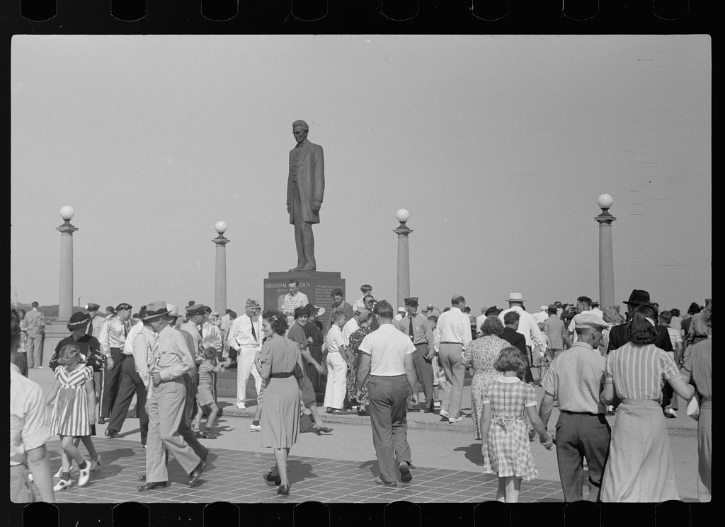 Park scene, Labor Day, Milwaukee, Wisconsin (by John Vachon, 1939 Sept.; LOC: https://www.loc.gov/item/fsa1997004315/PP/)