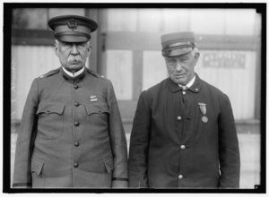 DRISCOLL, JOHN. VETERAN OF FIGHT BETWEEN MERRIMAC AND MONITOR. RIGHT, WITH GENERALSMITH, ANOTHER VETERAN OF THE FIGHT (1916; LOC: https://www.loc.gov/item/hec2008004149/)
