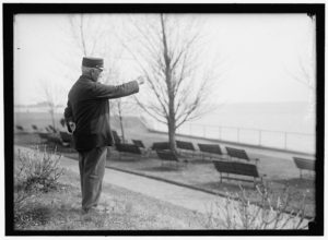 DRISCOLL, JOHN. VETERAN OF FIGHT BETWEEN MERRIMAC AND MONITOR. POINTING TO SPOT IN HAMPTON ROADS WHERE BATTLE OCCURRED (1916; LOC: https://www.loc.gov/item/hec2008004649/)