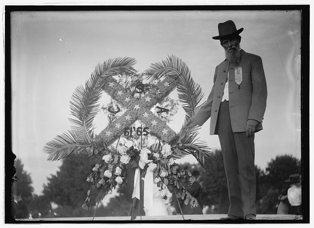 Confederate soldiers with wreath, Arlington, Va. (LOC: https://www.loc.gov/item/2016822950/)